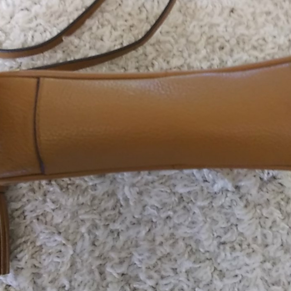 Michael Kors Crossbody Bag. - Picture 3 of 7